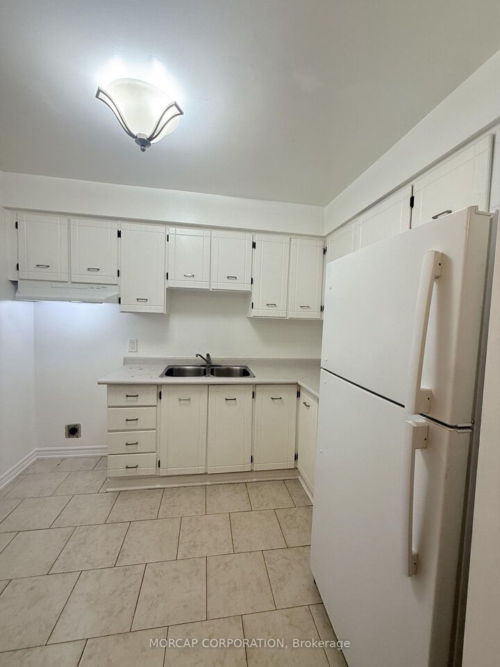 Property Photo:  261 Rose Street 21  ON L4M 2V3 