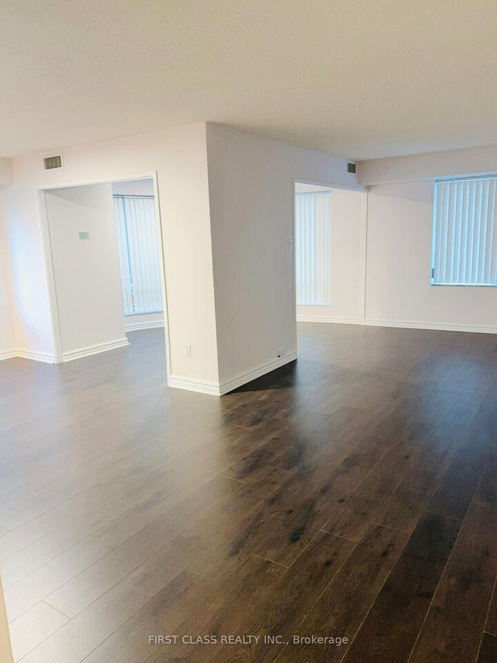 Property Photo:  33 University Avenue 1303  ON M5J 2S7 