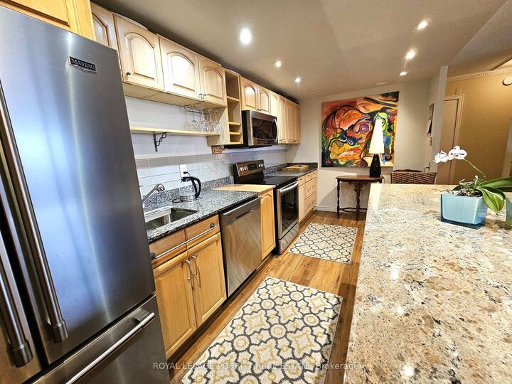 Property Photo:  1535 Lakeshore Road E 1704  ON L5E 3E2 