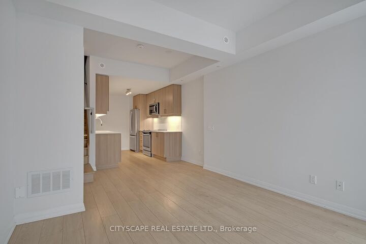 Property Photo:  1020 Portage Parkway Th 53  ON L4K 0K3 