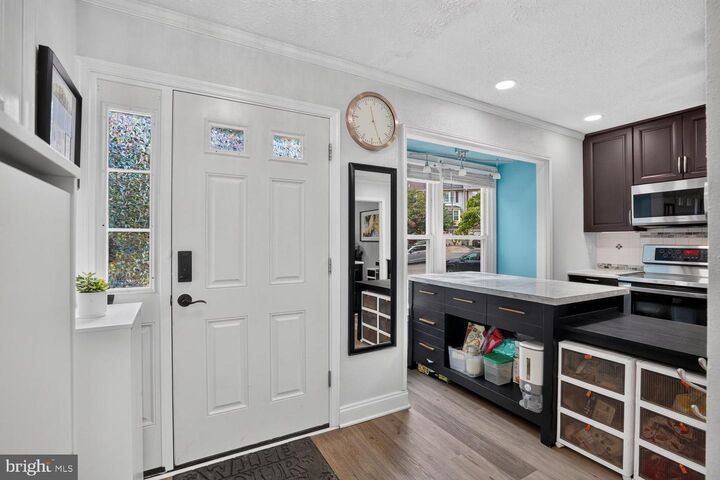 Property Photo: 7372 Stream Way VA 22152