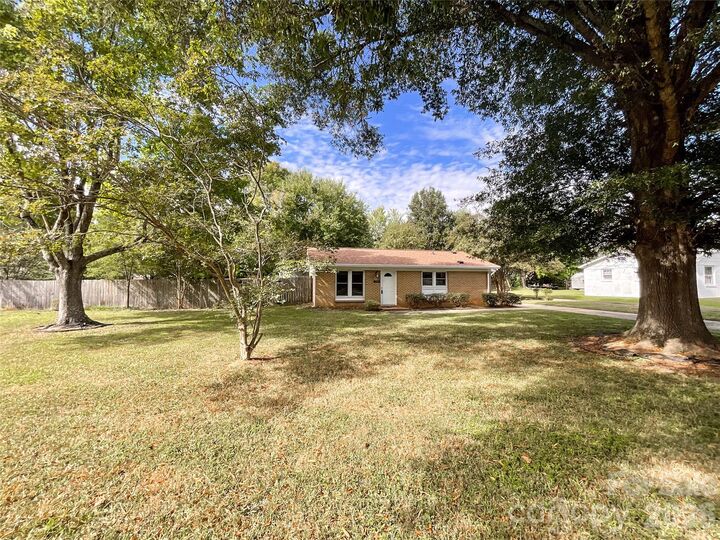 Property Photo:  5704 Hillcrest Circle  NC 28079 