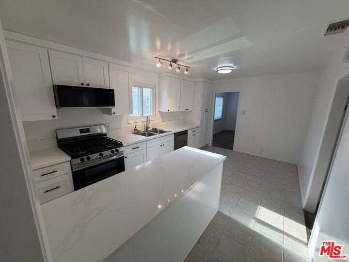 Property Photo:  322 Magnolia Ave  CA 90301 