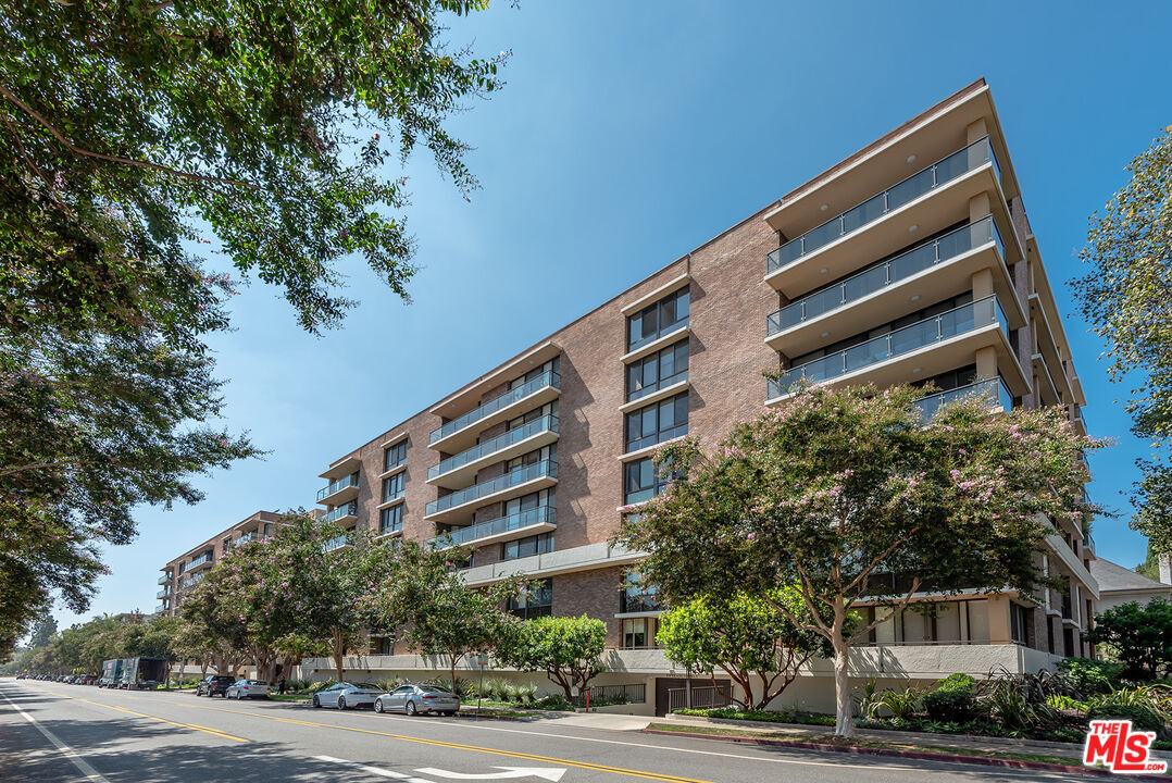 Property Photo:  211 S Spalding Dr, Unit 110N  CA 90212 