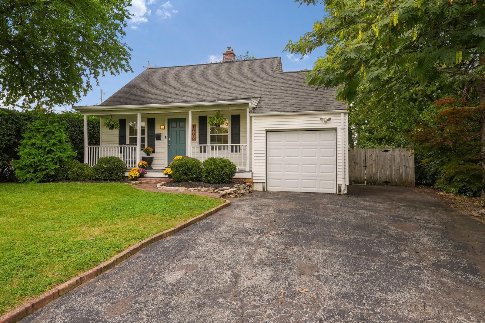 Property Photo: 1006 Chambers Circle OH 43212