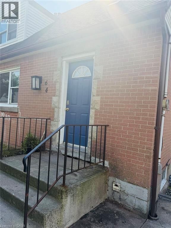 Property Photo:  64 Eastvale Place  ON L8H 1P1 