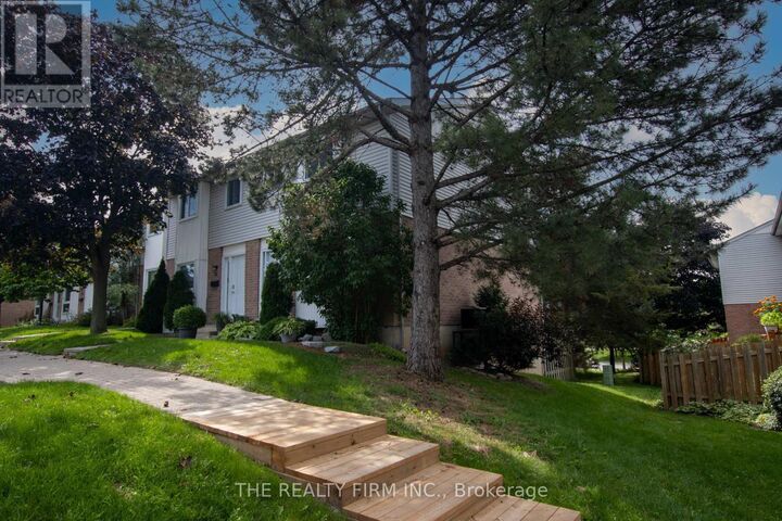 Property Photo:  110 Deveron Crescent 32  ON N5Z 4W7 