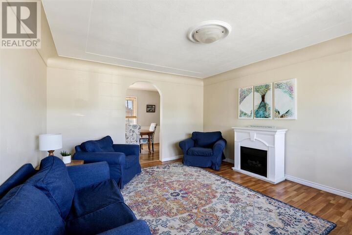 Property Photo:  33 Raymond St  ON P6C 2E5 
