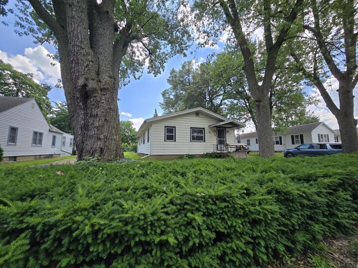 Property Photo:  737 Royal Drive  MI 49202 