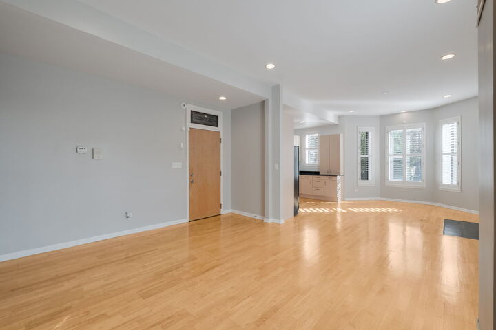 Property Photo: 4060 S Ellis Avenue 1S IL 60653