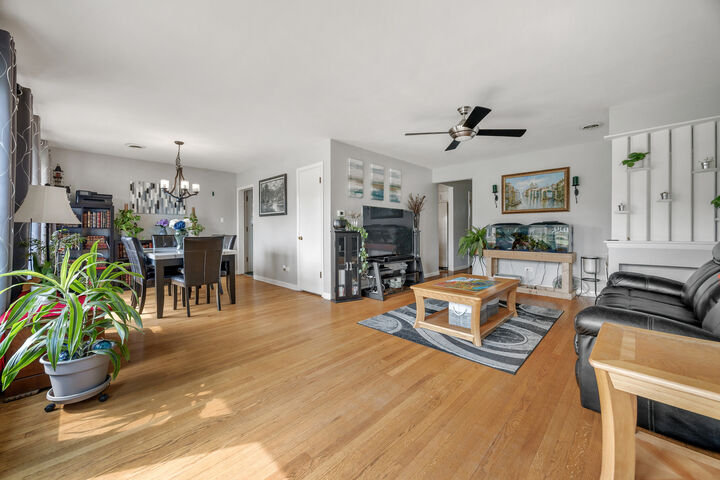 Property Photo: 952 W Grant Drive IL 60016