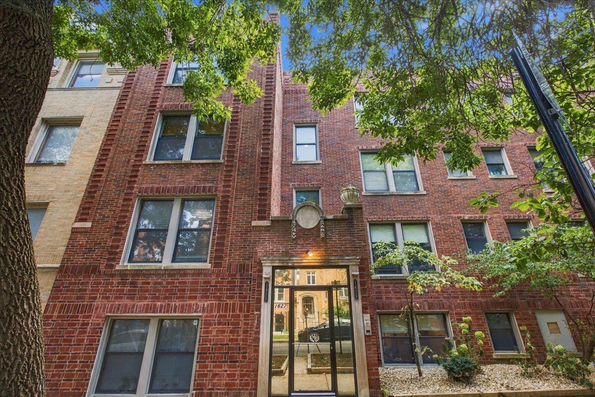 Property Photo:  1627 W Columbia Avenue 1E  IL 60626 
