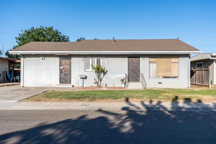Property Photo: 841 Pennsylvania Avenue CA 93635
