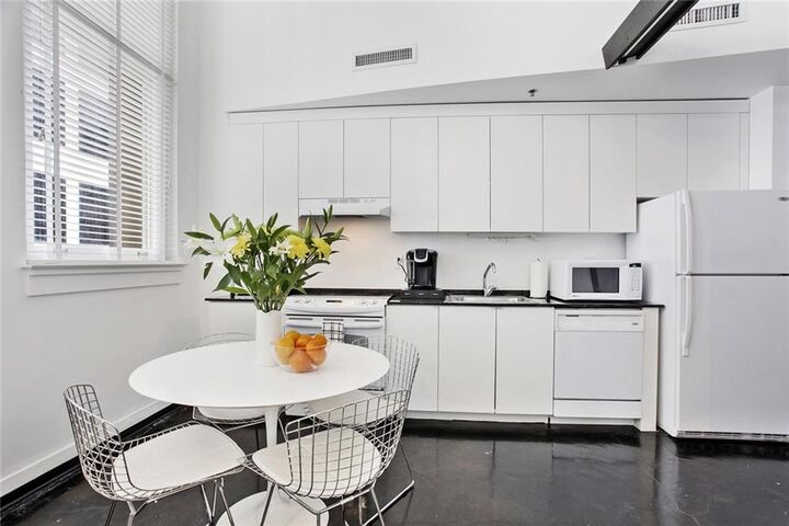 Property Photo:  334 Carondelet Street 404  LA 70130 