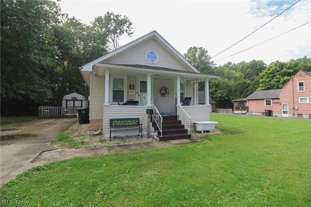 Property Photo:  1069 Raymond Street NW  OH 44485 