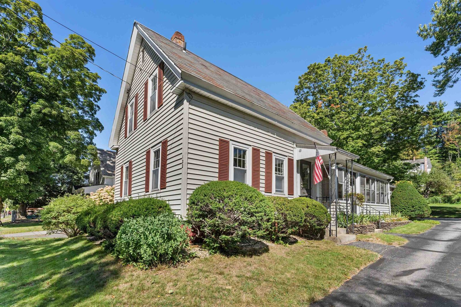 Property Photo: 122 S Lincoln Street NH 03431