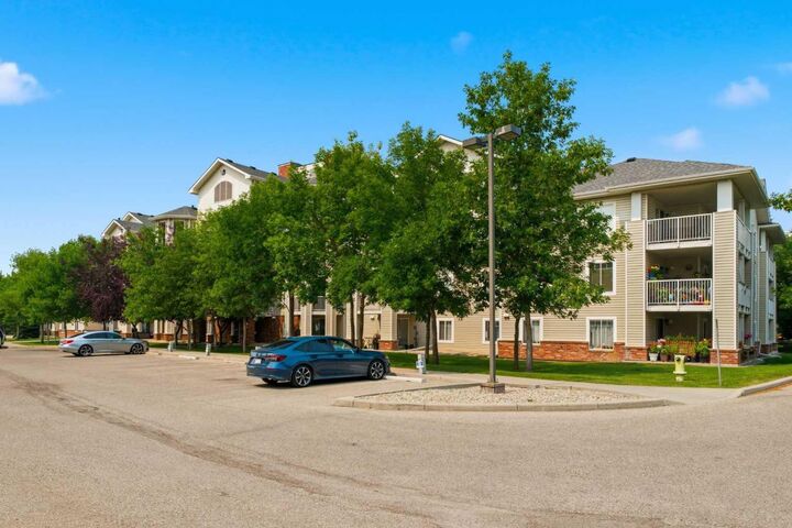 Property Photo:  17 Country Village Bay NE 102  AB T3K 5Z3 