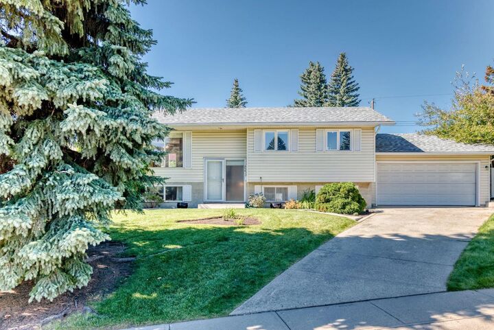 Property Photo:  206 Huntham Place NE  AB T2K 4G6 