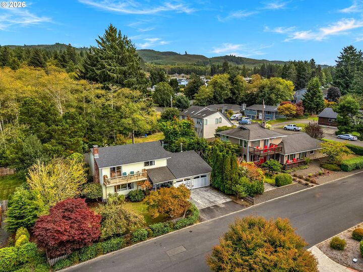 Property Photo: 77 Hilltop Dr OR 97138