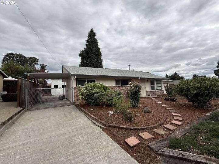 Property Photo:  52090 SE 4th St  OR 97056 