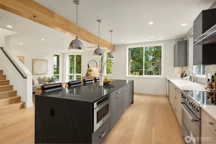 Property Photo: 4413 2nd Avenue NE WA 98105