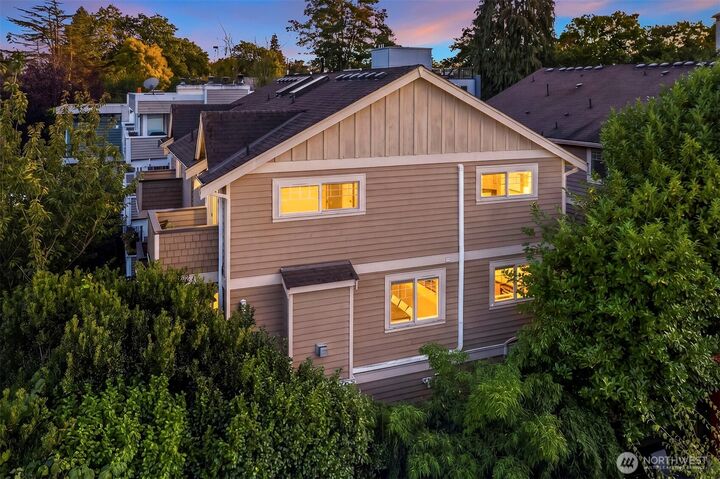 Property Photo:  2112  Warren Avenue N B  WA 98109 