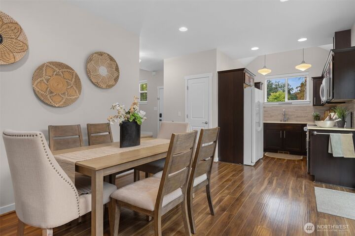 Property Photo:  221  1st Place NE  WA 98027 