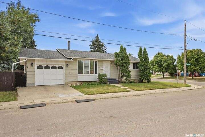 Property Photo:  1535 Laura Avenue  SK S7N 2R8 