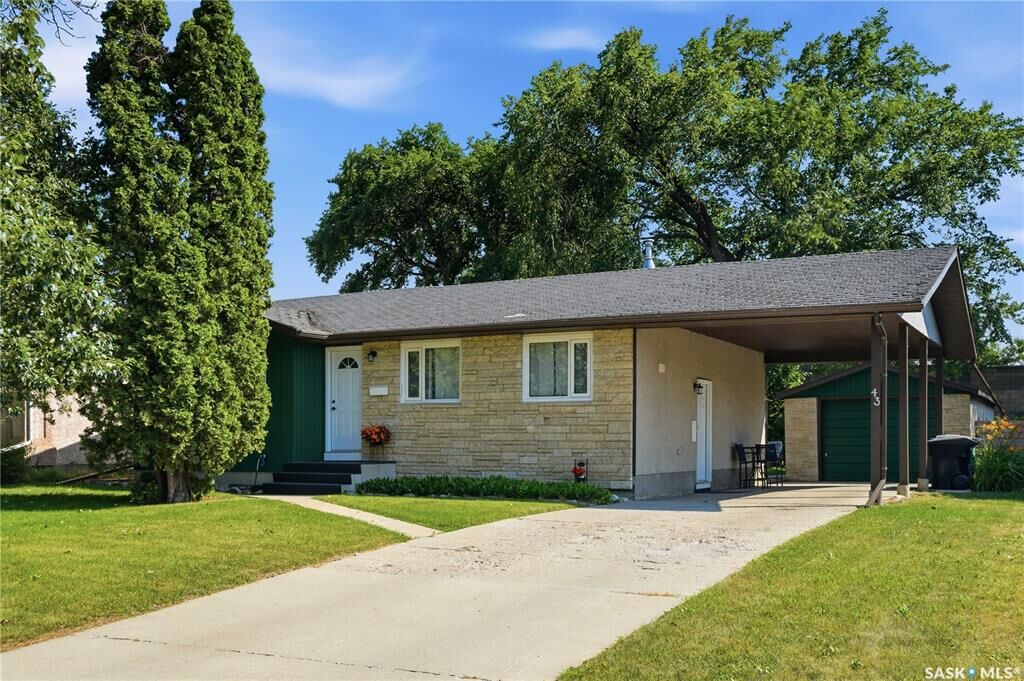 Property Photo:  43 Columbia Drive  SK S7K 1E6 