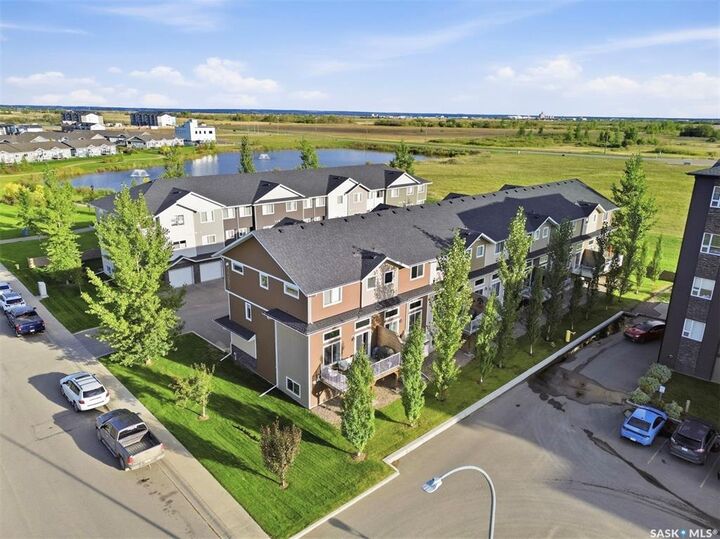 Property Photo:  1060 Parr Hill Drive 1  SK S0K 2T1 