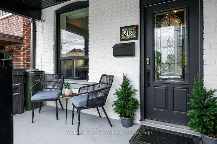 Property Photo:  219 McRoberts Avenue Upper  ON M6E 4P3 