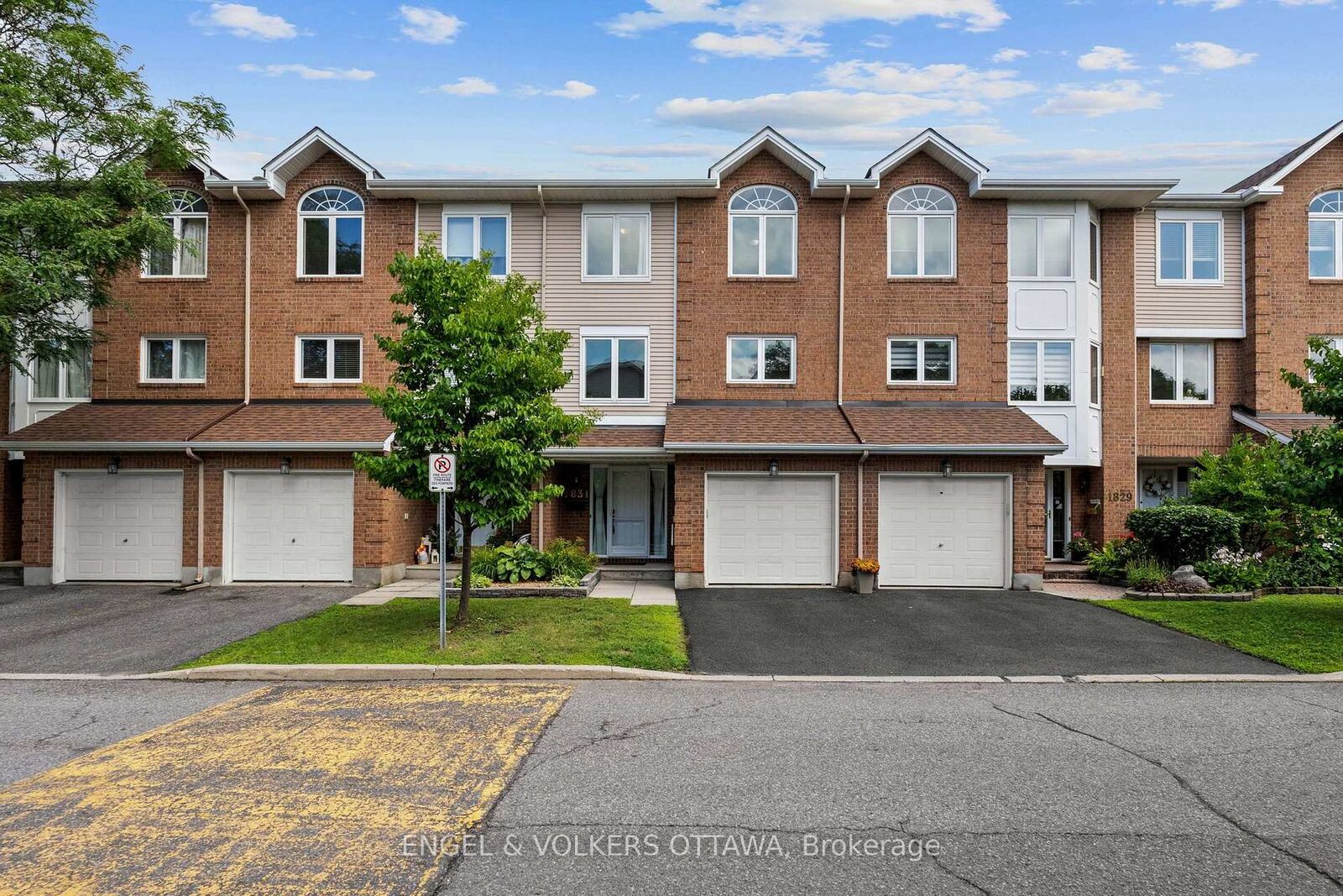 Property Photo:  1831 Summerfields Crescent  ON K1C 7B8 