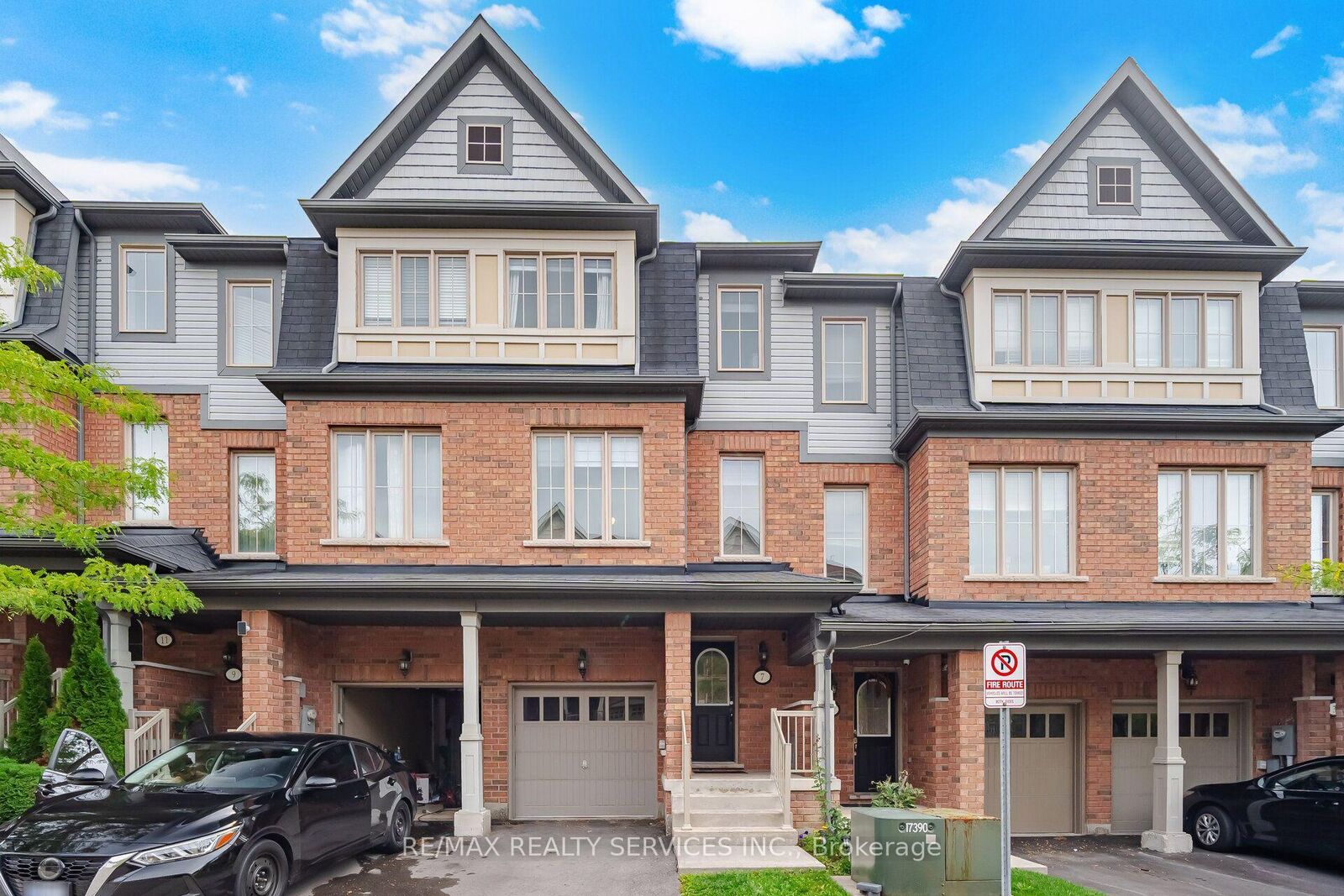 Property Photo: 7 Cedar Lake Crescent 42 ON L6Y 0P9