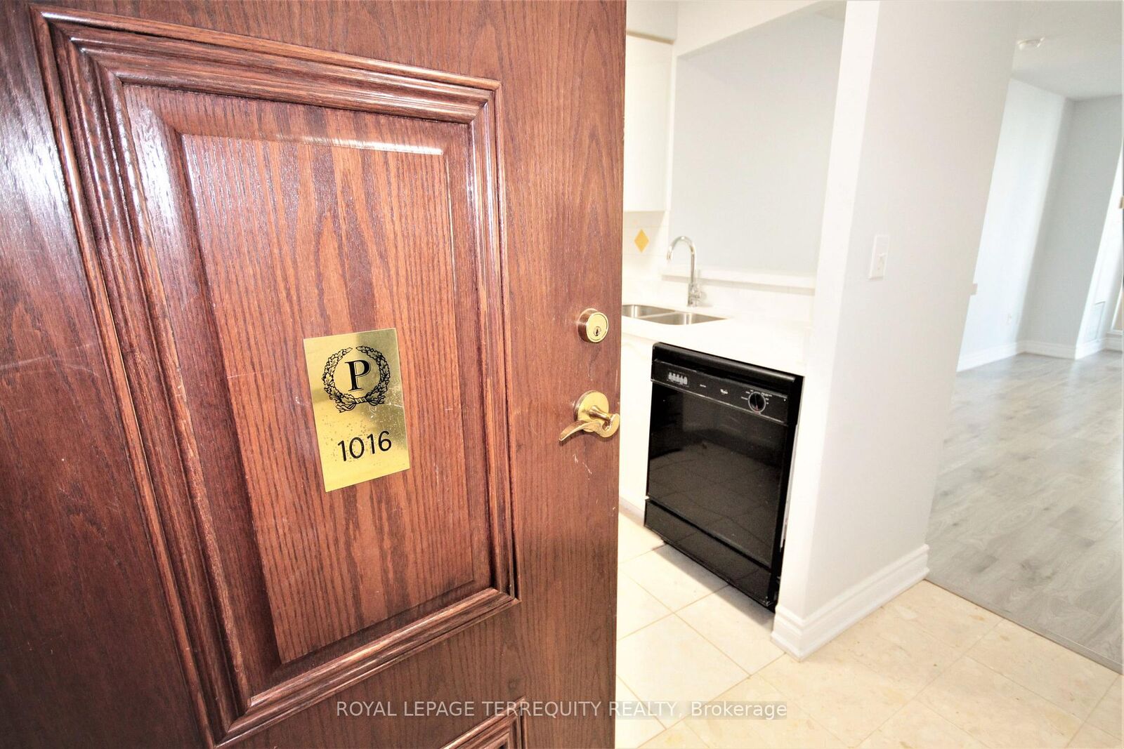Property Photo:  39 Pemberton Avenue 1016  ON M2M 4L6 