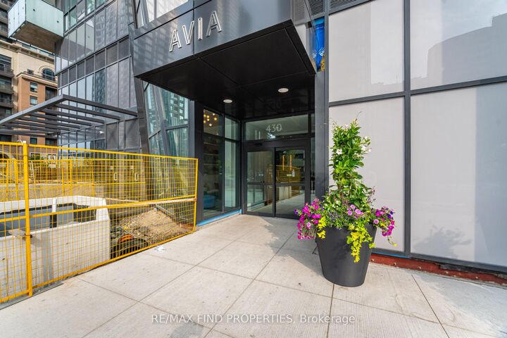 Property Photo:  430 Square One Drive 1405  ON L5B 0L6 