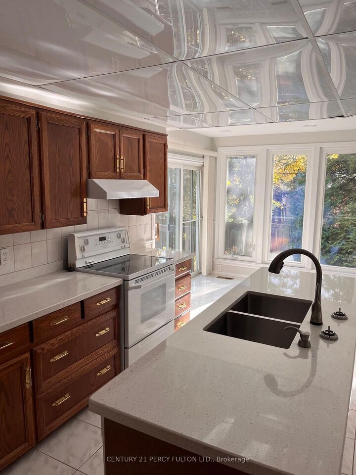 Property Photo:  380 Tareyton Road #Main  ON L4C 3X7 