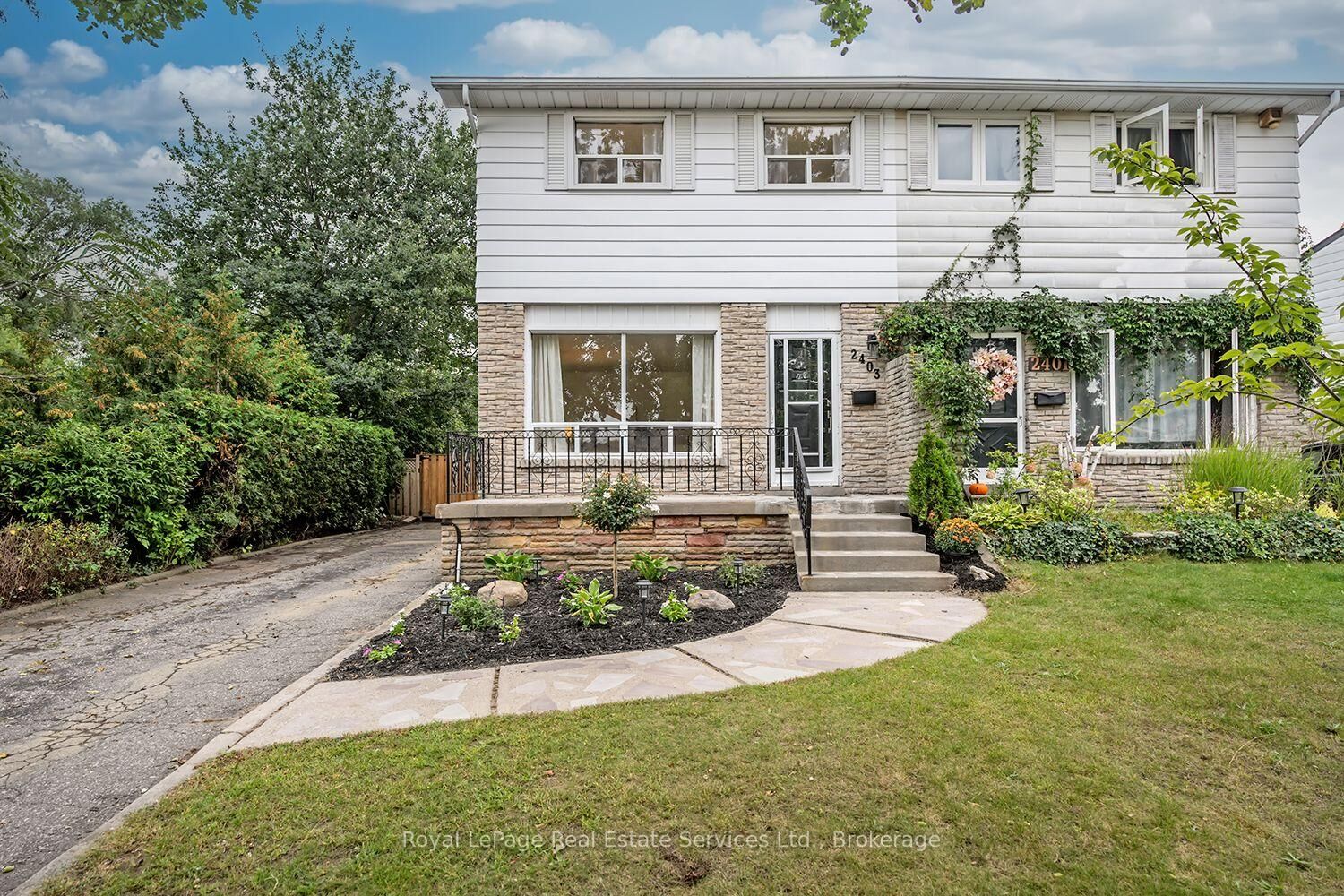 Property Photo:  2403 Delkus Crescent  ON L5A 1K8 