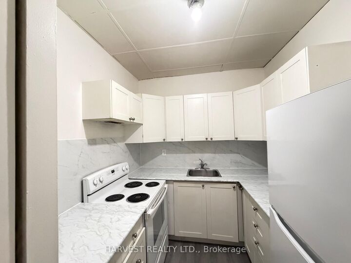 Property Photo:  100 Main Street N 2nd Level Unit 2  ON L3P 1X8 