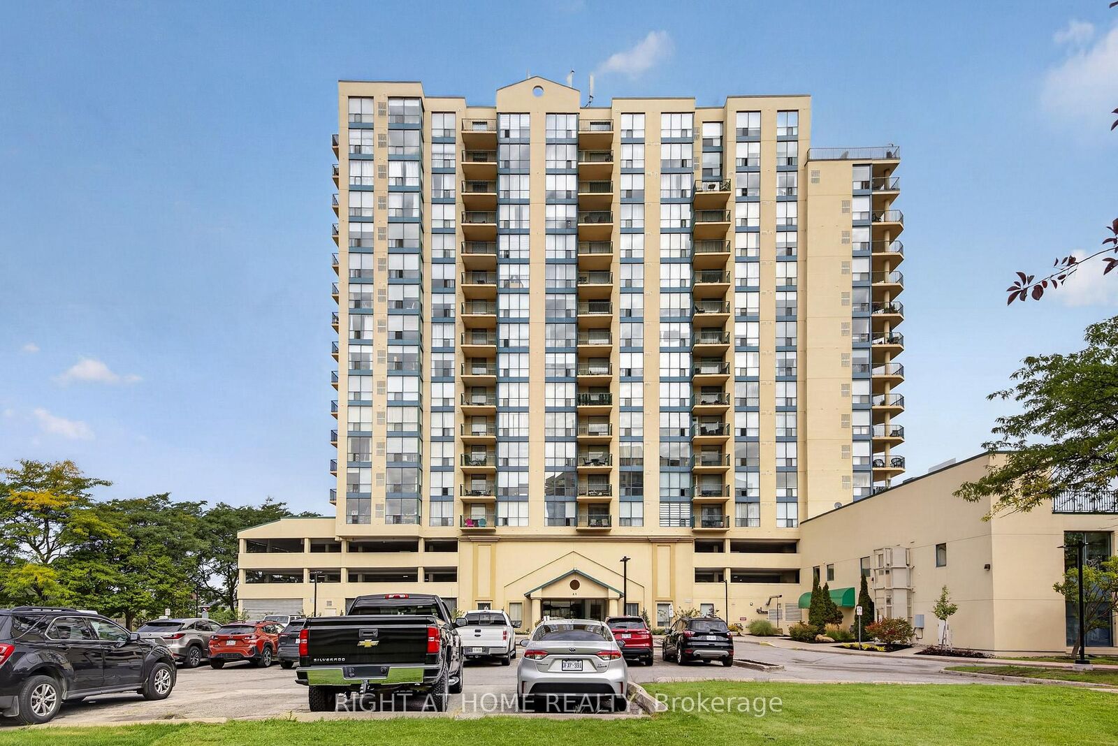 Property Photo:  65 Ellen Street 1402  ON L4N 3A5 