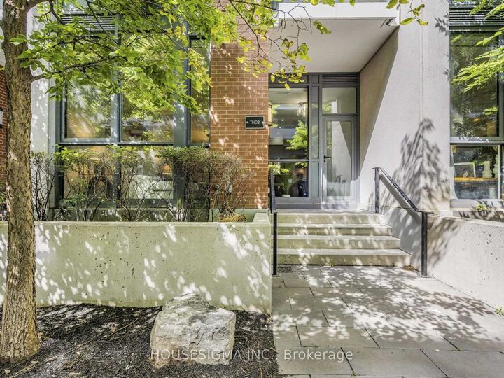 Property Photo:  32 Bruyers Mews Th03  ON M5V 0H8 