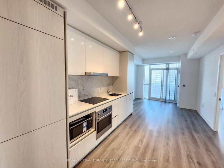 Property Photo:  28 Interchange Way 2202  ON L4K 0P8 