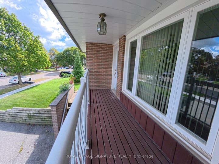 Property Photo:  3612 Birchmeadow Crescent  ON L4Y 3R7 