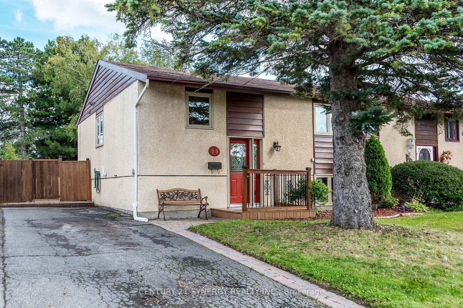 Property Photo:  68 Sheldrake Drive E  ON K2L 1S8 