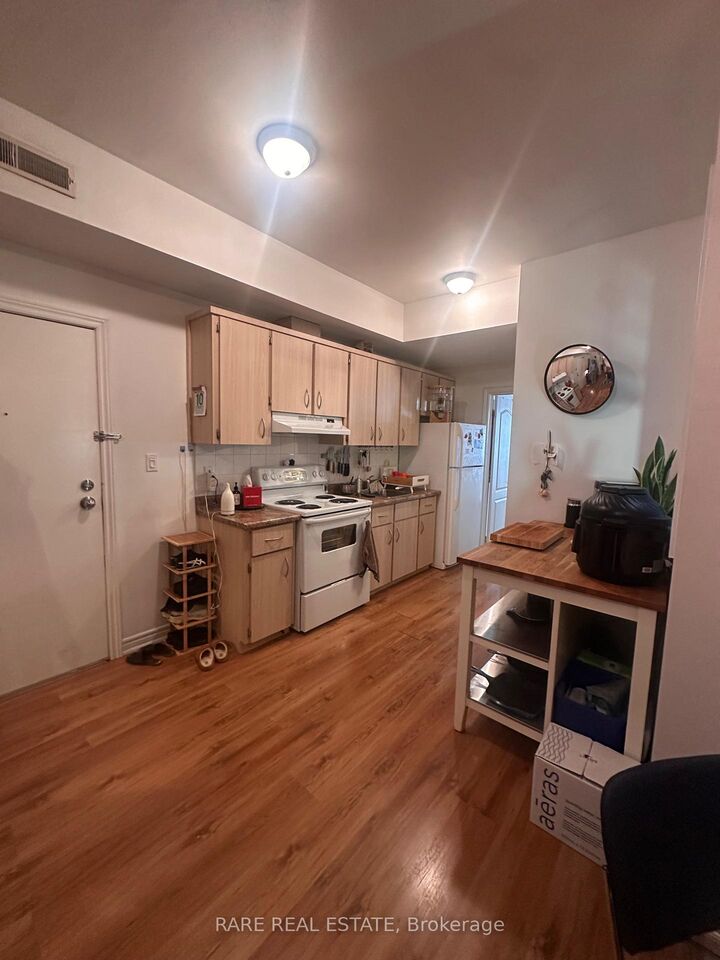 Property Photo:  198 Augusta Avenue 3  ON M5T 2L6 
