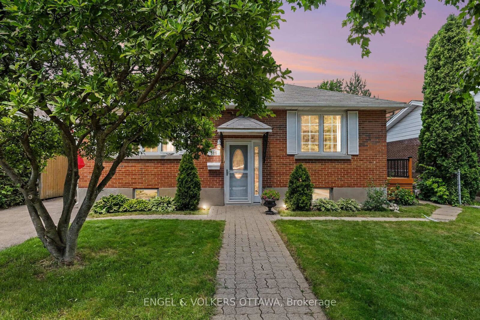 Property Photo:  325 Summit Avenue  ON K1H 5Z7 