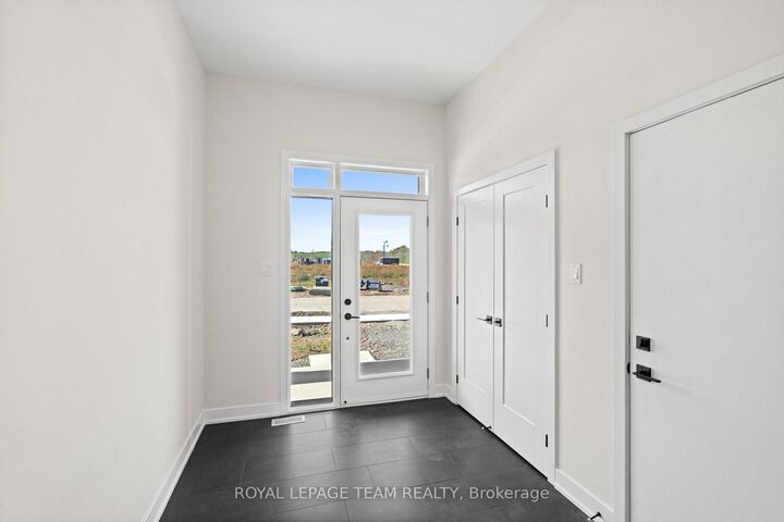 Property Photo:  1031 Moore Street  ON K6V 7N1 