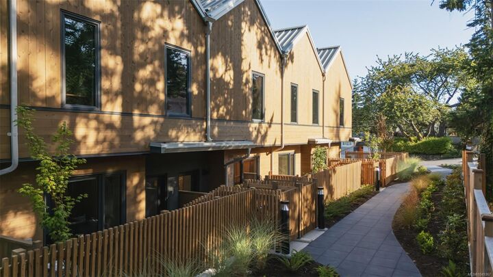 Property Photo:  1520 Louise Pl #6  BC V8P 2T8 