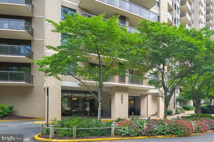 Property Photo: 307 Yoakum Parkway 1507 VA 22304
