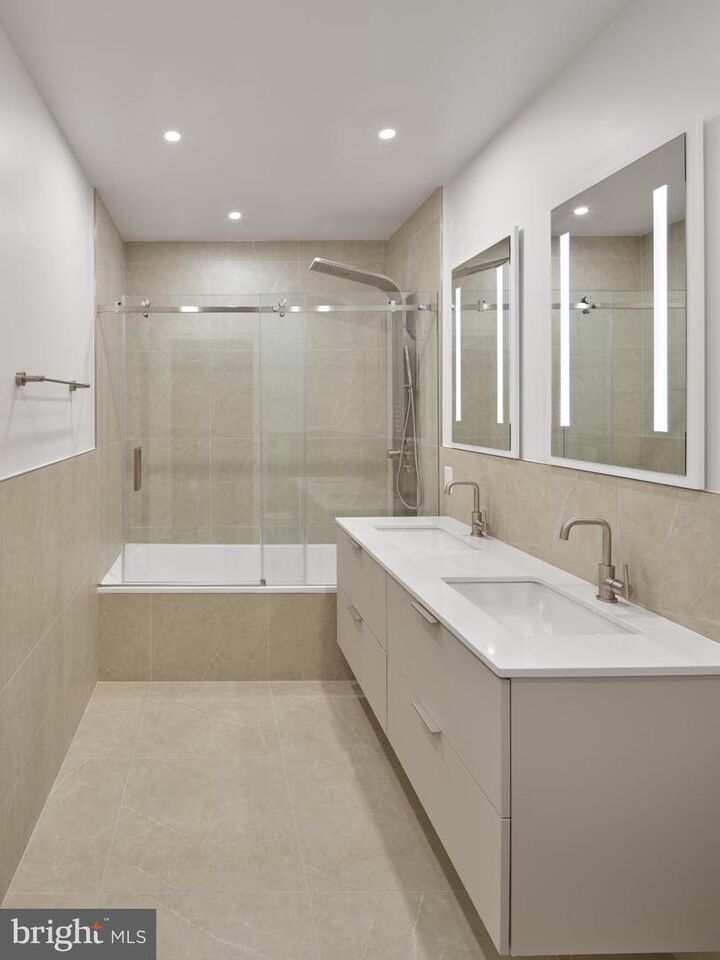 Property Photo: 815 - 17 N Poplar Street 00 2 Br D PA 19123
