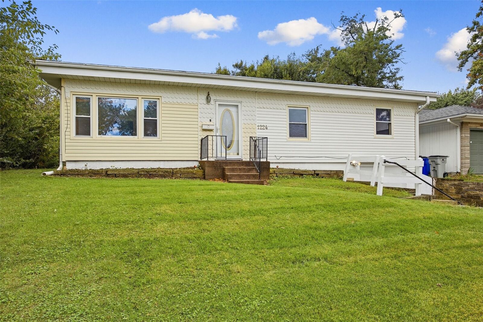 Property Photo:  1224 20th Street SW  IA 52404 